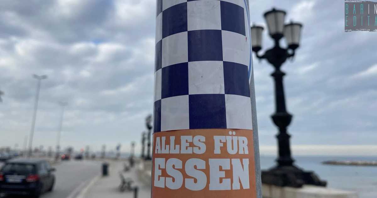 Tappezzare le citt� con gli adesivi della propria squadra: anche Bari colorata dai turisti-tifosi